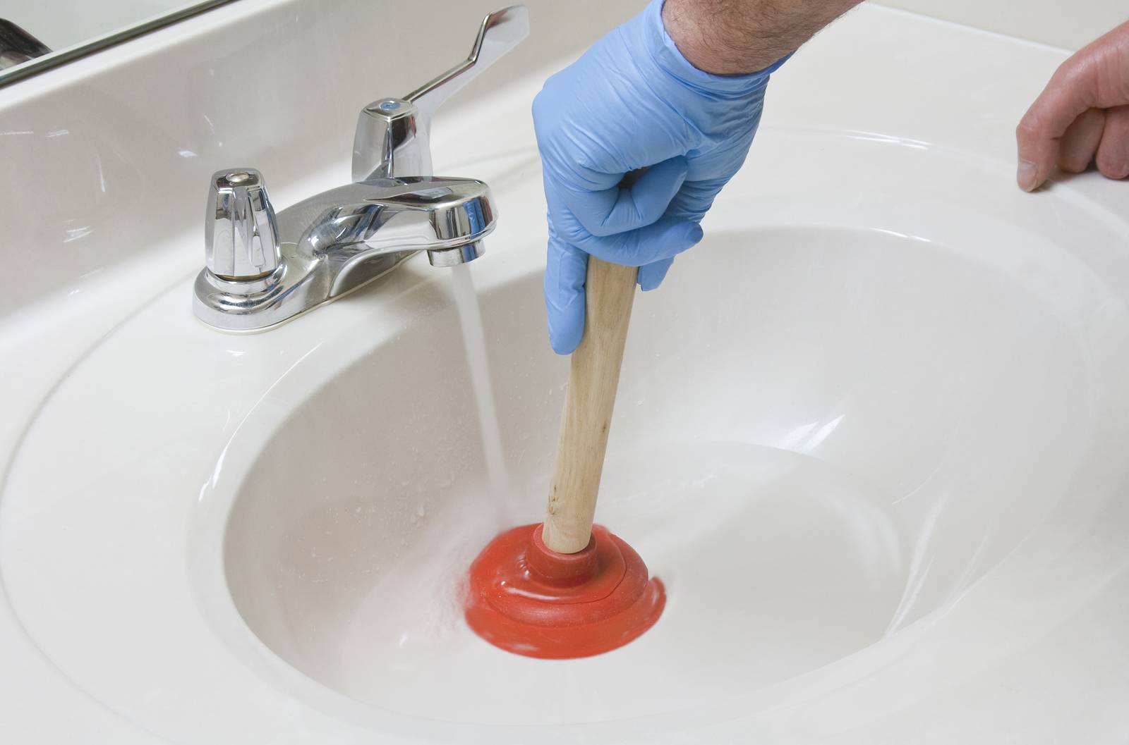 Как устранить засор в ванной в домашних условиях