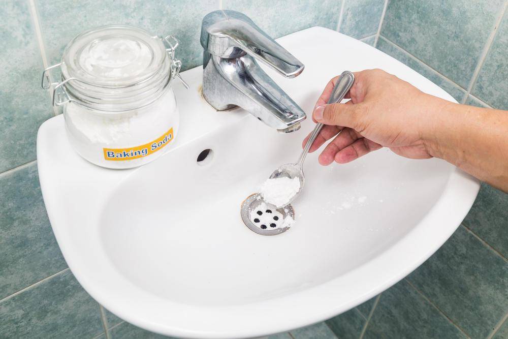Как удалить засор в раковине и ванной своими руками: лучшие методы +видео