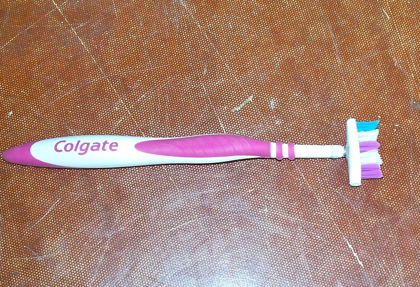 Нестандартные способы использования зубной щетки в быту