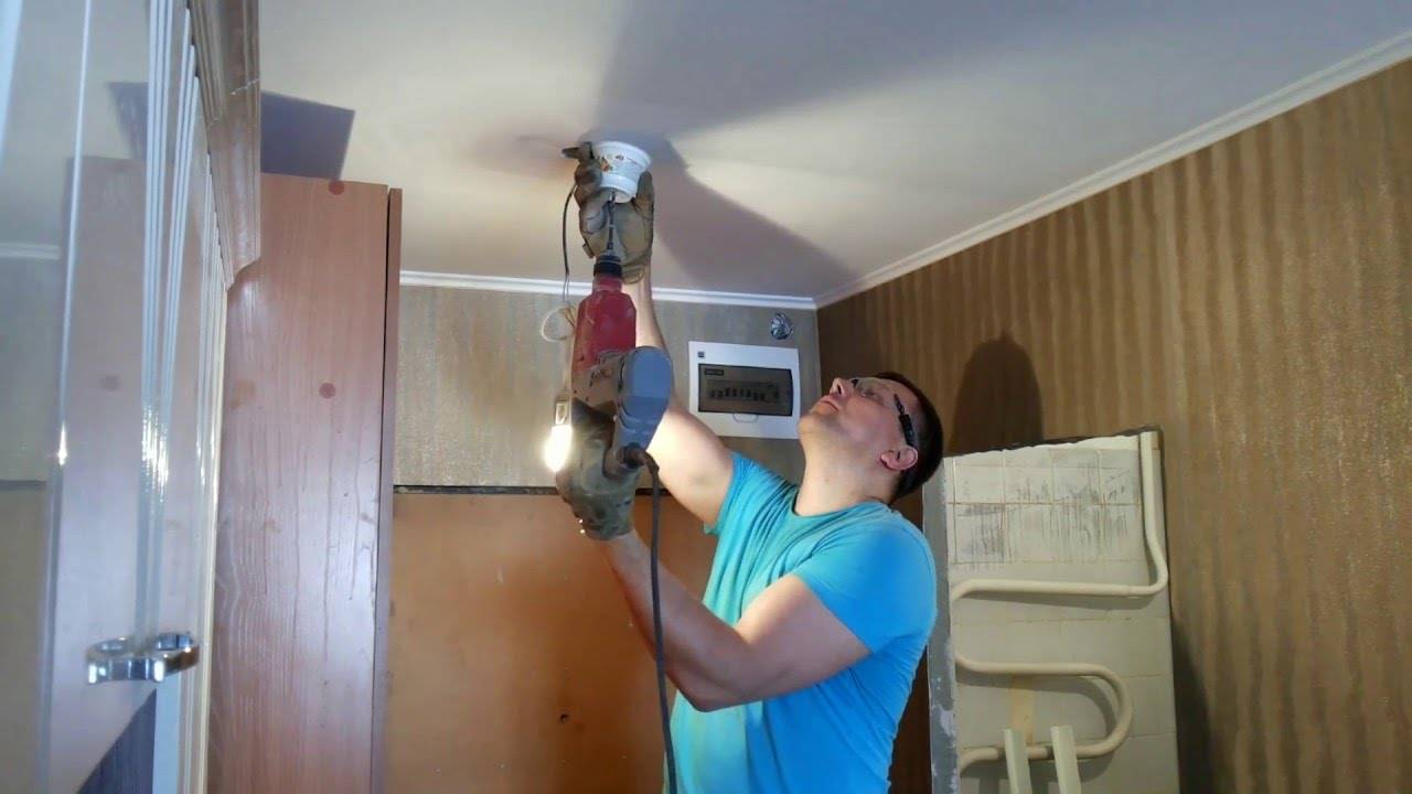 Как сверлить стену или потолок, чтобы пыль не разлеталась?