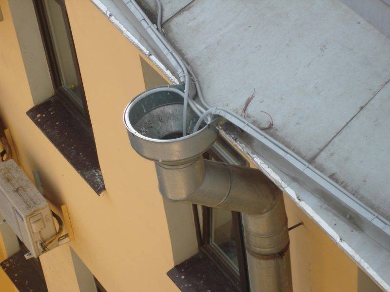 Установка водосточной системы из канализационных труб самостоятельно