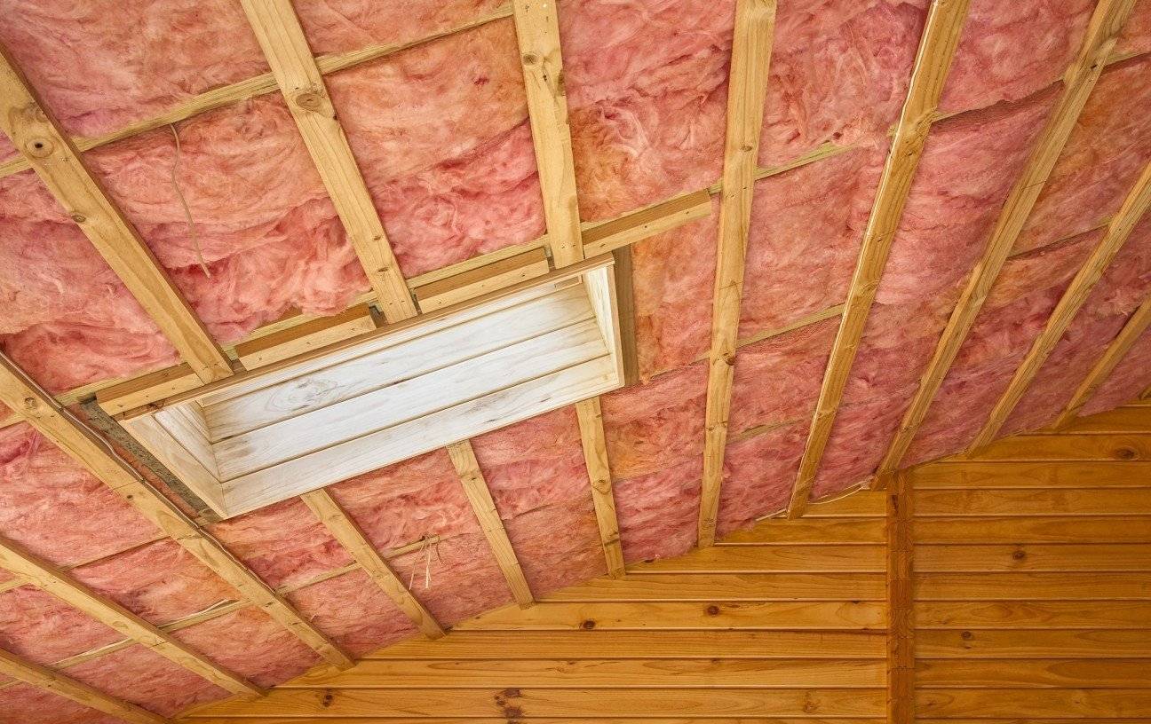 Как правильно утеплить потолок в деревянном доме изнутри и снаружи своими руками