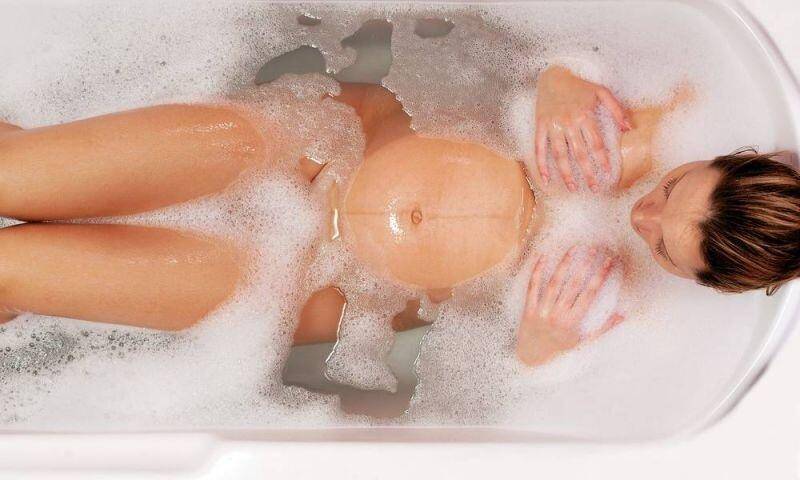 Можно ли принимать ванну во время беременности, почему нельзя купаться на ранних сроках?