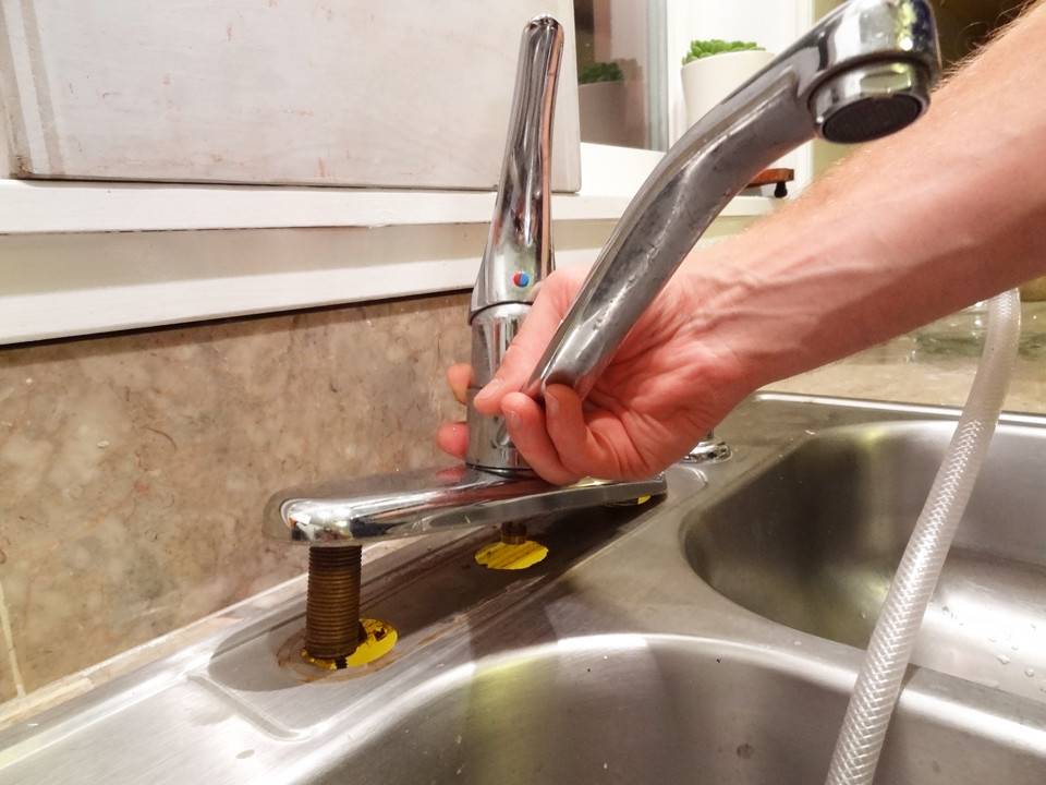 Как поменять смеситель на кухне своими руками - только ремонт своими руками в квартире: фото, видео, инструкции