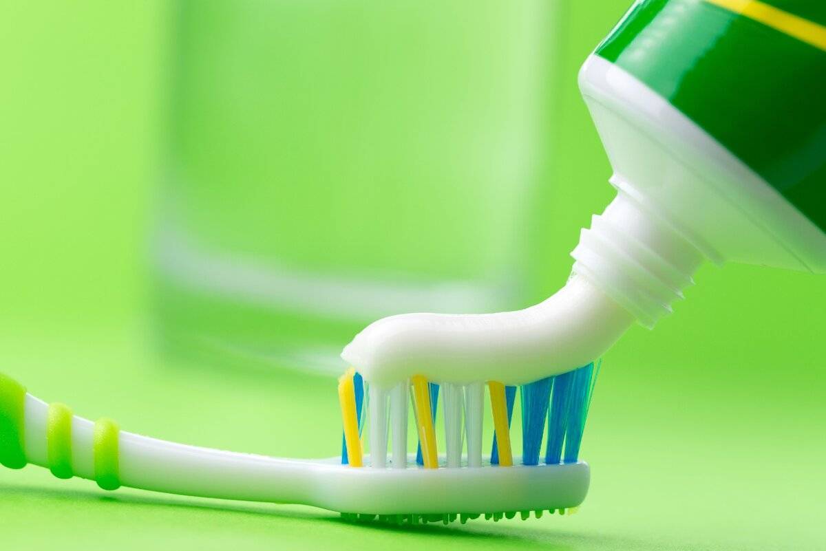 Как продезинфицировать зубную щетку: 10 шагов