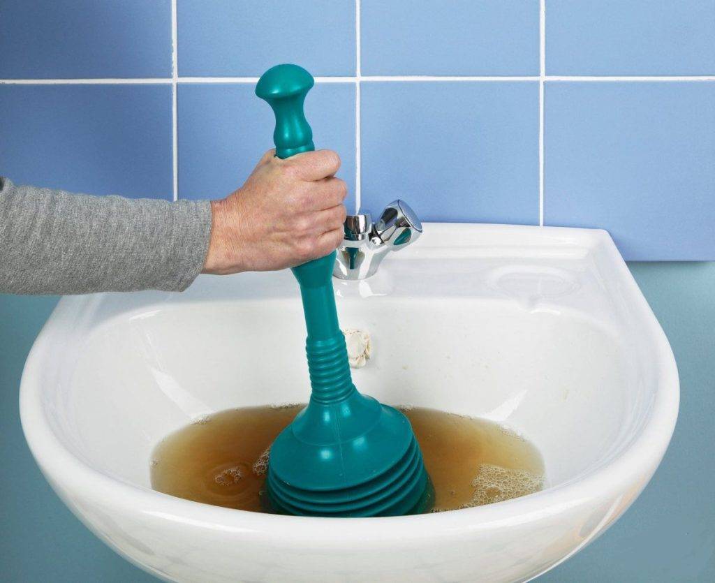 Как устранить засор в ванной: чем прочистить и как убрать быстро?