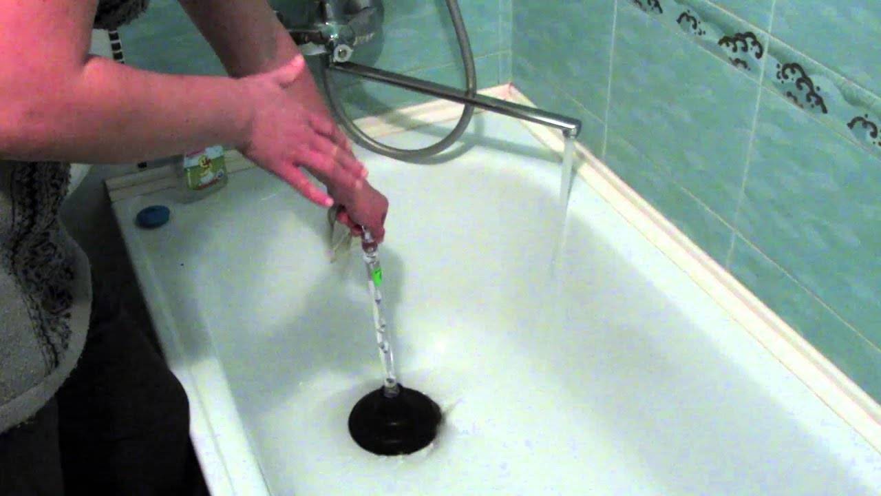 Как прочистить засор в ванной в домашних условиях: содой, уксусом, тросом