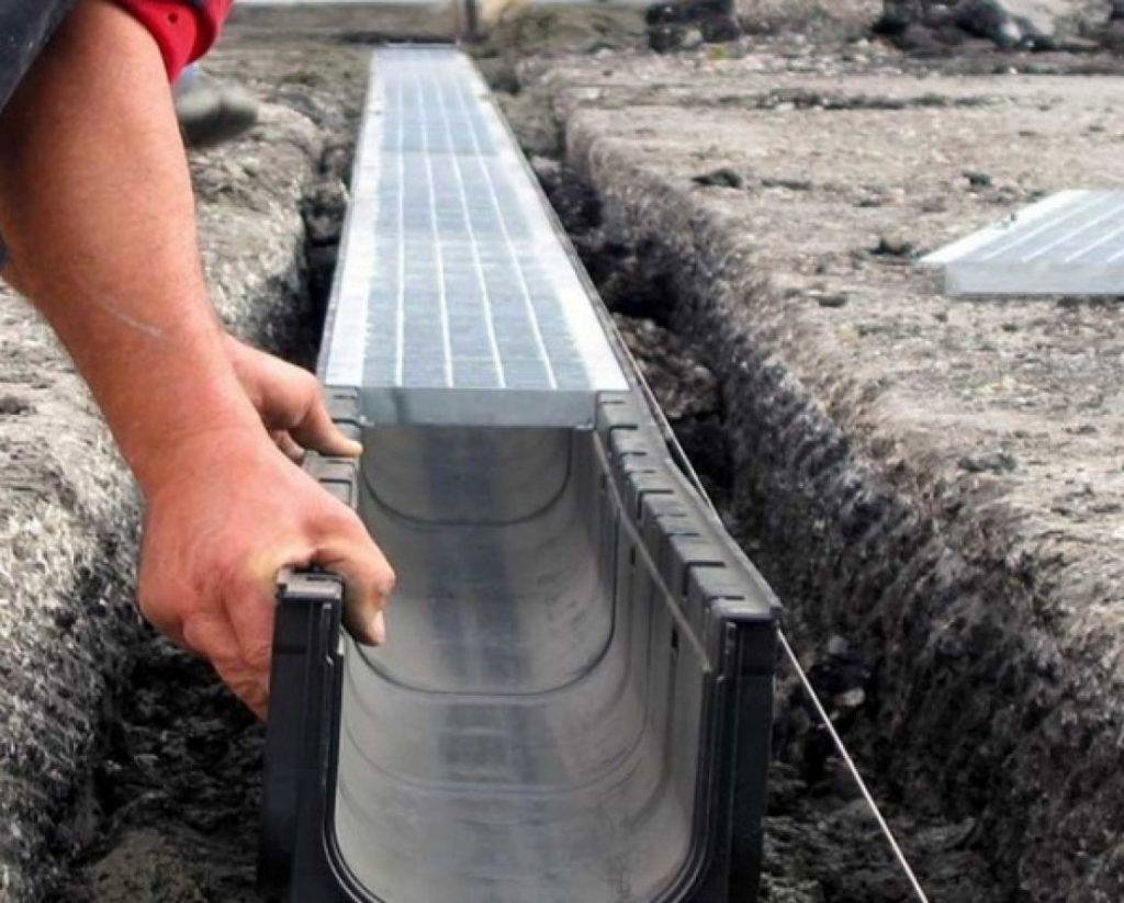 Водоотводные бетонные лотки: варианты и особенности установки