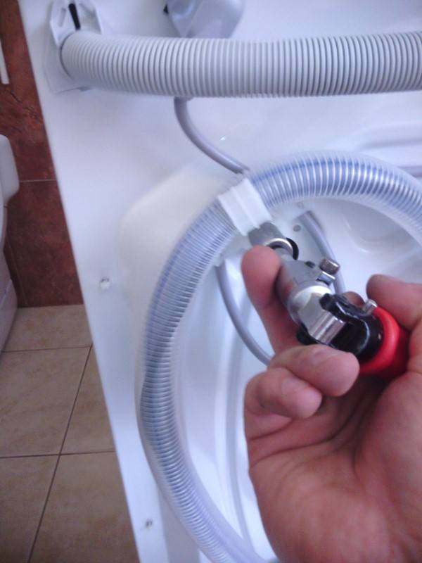 Как подключить и заменить сливной шланг в стиральной машине