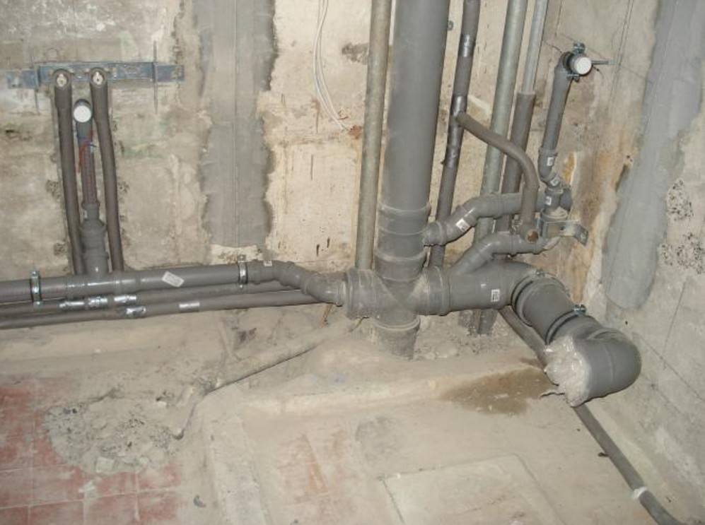 Замена канализации в квартире своими руками: демонтаж старых труб