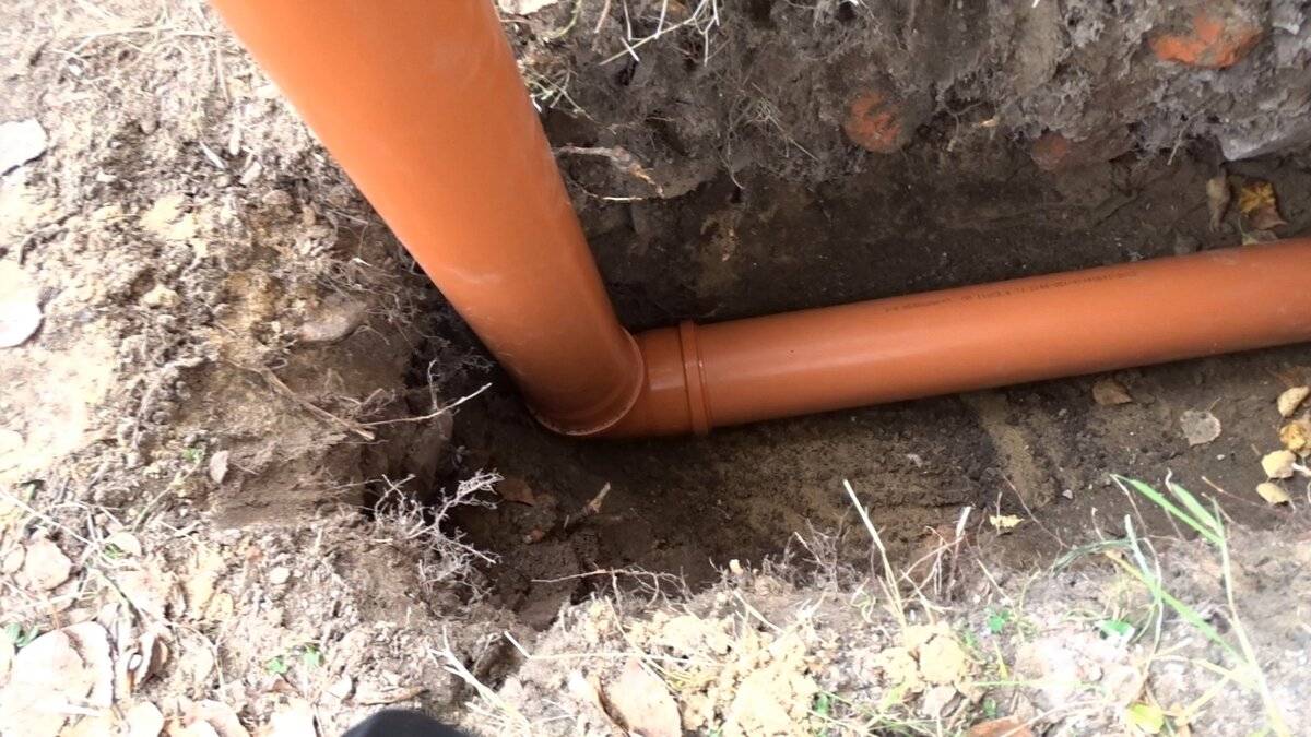 Прокладка канализационных труб в частном доме своими руками