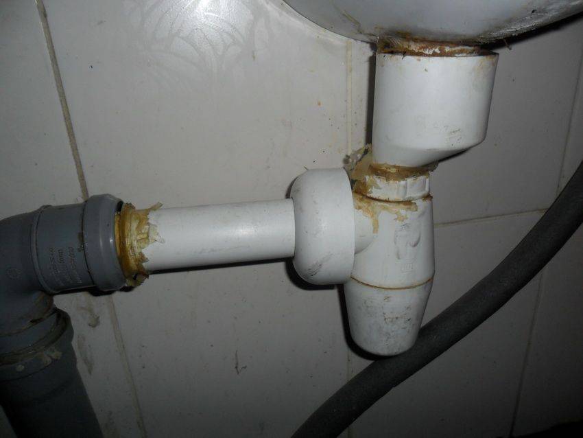 Запах канализации в туалете: почему возникает, как избавиться?