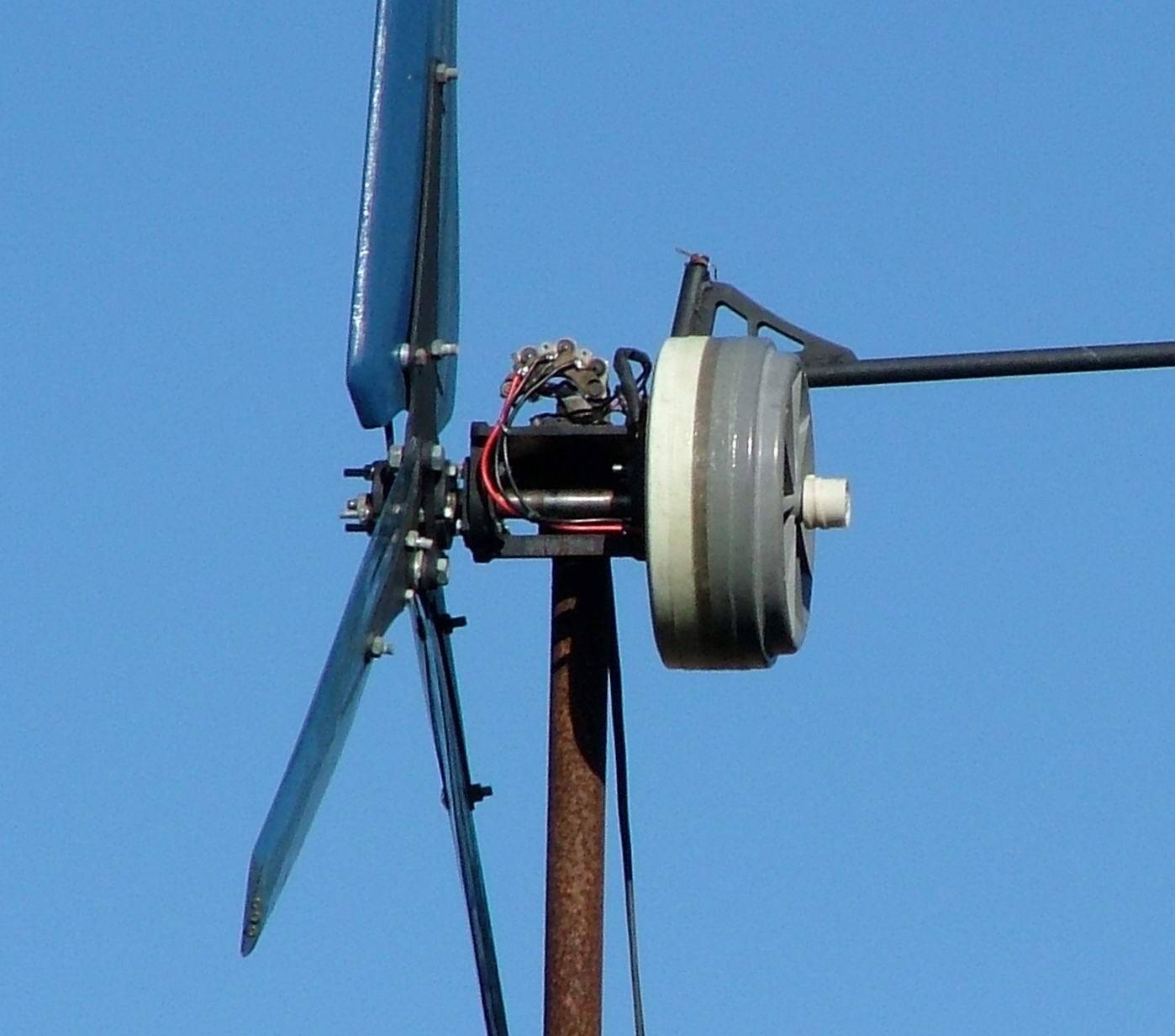Как сделать вертикальный ветрогенератор на 220в для дома своими руками
