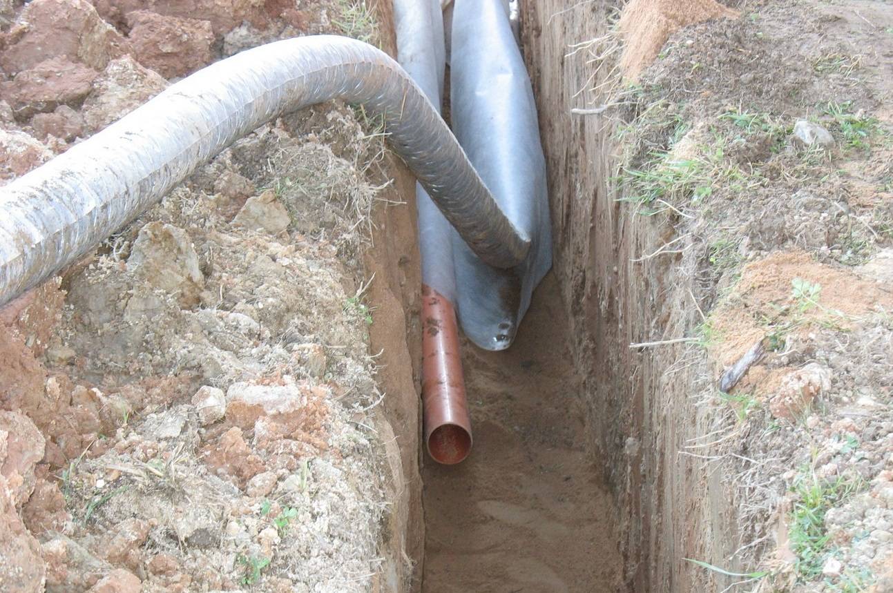 Как уложить трубы канализации: прокладка в земле