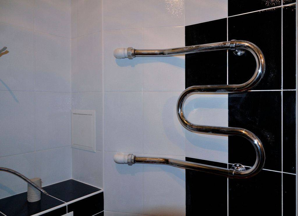 Установка полотенцесушителя в ванной — разбор схем подключения прибора