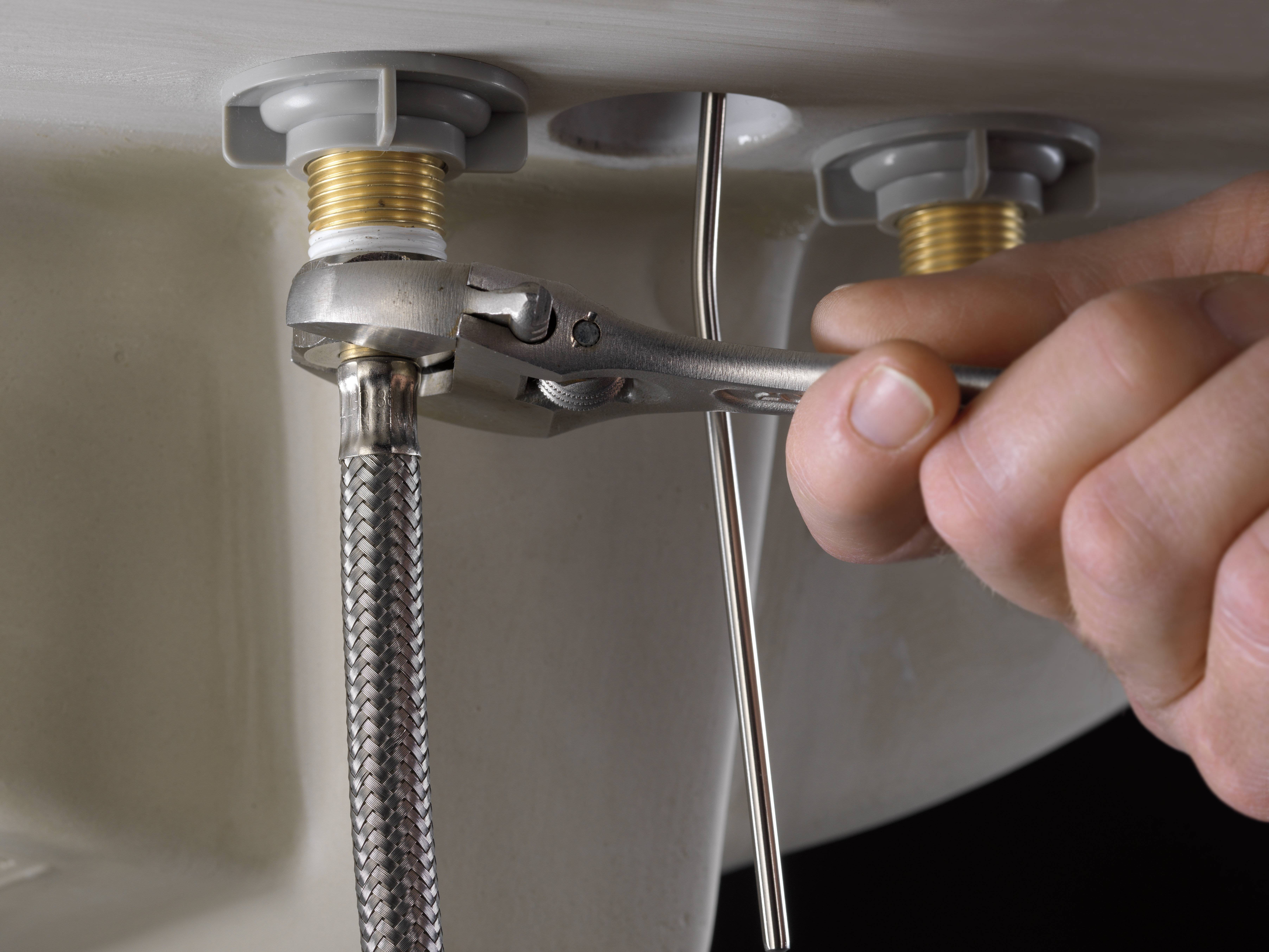 Как поменять шланг на смесителе своими руками - инструкция,как подключить смеситель на кухне к водопроводу,подключение смесителя,раковины, как закрепить экран под ванну,крепление крана к раковине,как