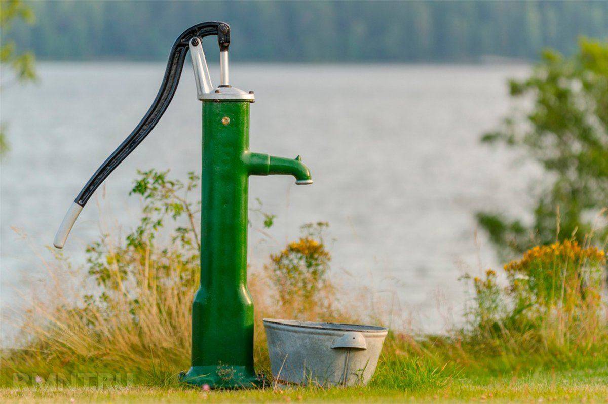 Ручной насос для воды из скважины: как выбрать и установить?